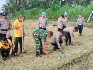 Sinergi TNI–Polri Dukung Ketahanan Pangan, Babinsa Tembuku Hadiri Kegiatan Penanaman Jagung Kuartal IV