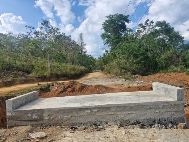 
					Kerja Tanpa Henti, Kapten Inf Sudirman Rampungkan Empat Deker di Desa Tanggauna dan Lanjut ke Tahap Berikutnya