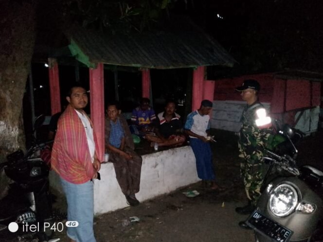 
					Babinsa Koramil 1614-05/Pekat Perkuat Keamanan Desa Lewat Ronda Malam