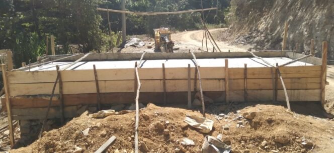 
Kapten Inf Sudirman Bersama Anggotanya Selesaikan Pengecoran Deker ke-8 di Perbatasan Desa Tanggauna dan Desa Alaha