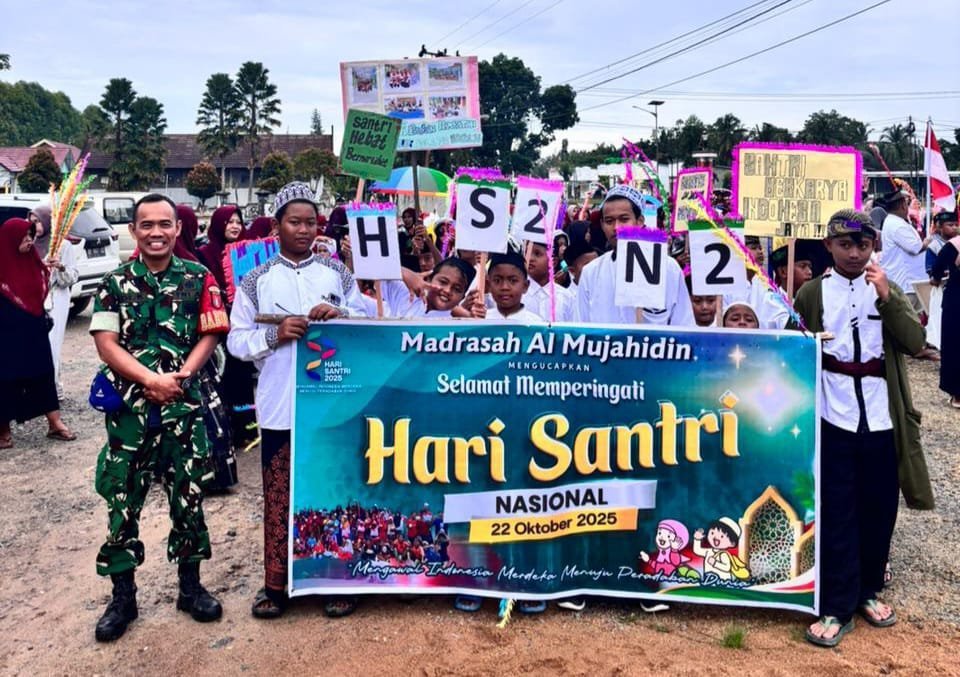 Babinsa Pangkalan Dewa Dampingi Pawai Santri Peringati Hari Santri Nasional 2025