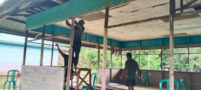 
					Wujudkan Fasilitas Nyaman untuk Warga, Satgas TMMD 126 Rehap Balai Kampung Waropko