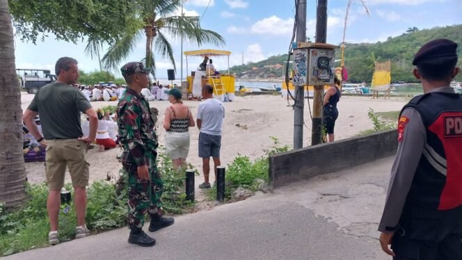 
					Melastii Di Jembatan Kuning, Aparat TNI Polri Dan Pecalang Di Lembongan Optimalkan Pengamanan Lalin