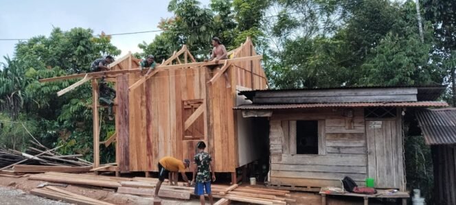 
					Gotong Royong TNI-Rakyat di Boven Digoel, Satgas TMMD Genjot Pemasangan Dinding Papan RTLH Sasaran 2