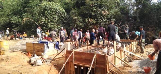 
					Antusias Warga Warnai Pembangunan Deker ke-10 di Desa Tonggauna, Dipimpin Kapten Inf Sudirman