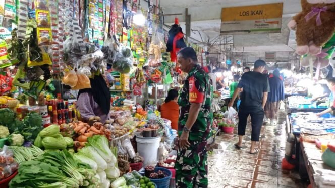 
					Kunjungi Pasar, Babinsa Pastikan Harga Sembako Stabil