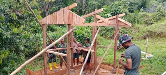 
					Gotong Royong dan Rasa Syukur Warga Iringi Pembangunan MCK Ke-4 Satgas TMMD di Waropko