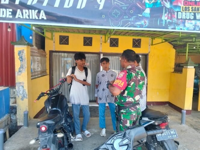 
					Siswa SMA Dompu Dikembalikan ke Sekolah Setelah Diberi Pembinaan Babinsa