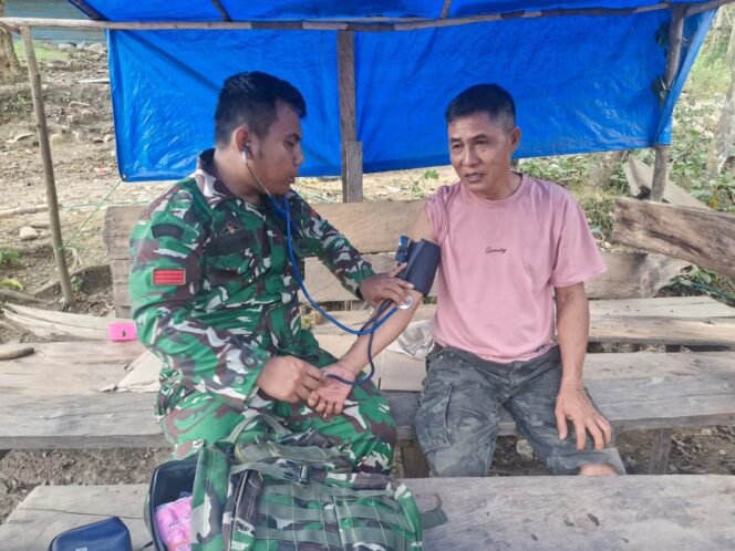 
Anggota Kesehatan TMMD 126 Berikan Pelayanan Pemeriksaan kepada Warga Sekitar Sasaran TMMD