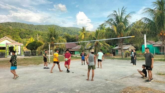 
					Kebersamaan Warga dan Anggota Satgas TMMD 126 Terjalin Lewat Olahraga Bola Voli di Desa Uessi