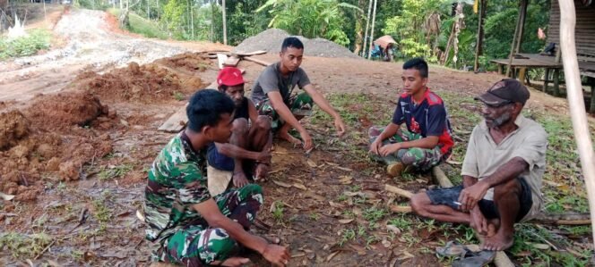 
					Anggota Satgas TMMD ke-126 Kodim 1711/BVD Laksanakan Komsos, Pererat Hubungan dengan Warga Waropko