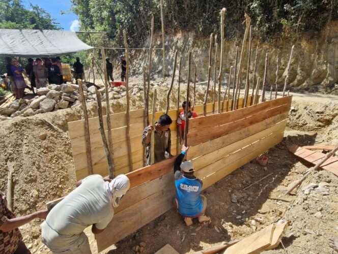 
					TMMD ke-126 Kodim 1412/Kolaka: Warga Liku Antusias Bantu Pemasangan Papan Mal Deker ke-8 di Perbatasan Alaha dan Tonggauna