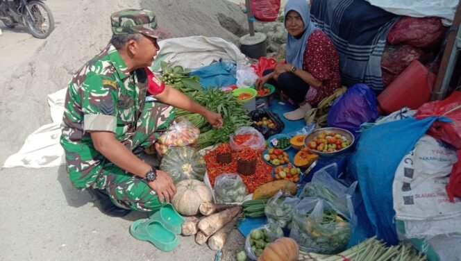 
					Babinsa Koramil 1420-05/Dua Pitue Pantau Harga dan Ketersediaan Bahan Pokok di Pasar Sentral Tanru Tedong