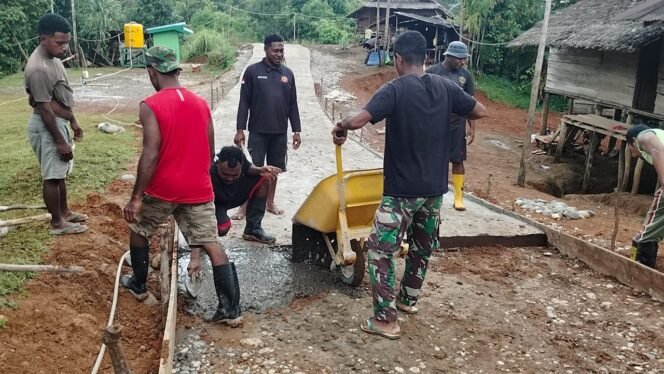 
					Jalan Rabat Beton TMMD 126 di Waropko Jadi Harapan Baru, TNI dan Warga Lawan Medan Berlumpur Demi Pembangunan