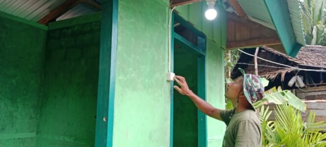 
					Satgas TMMD Ke-126 Kodim 1711/BVD Pasang Listrik di MCK Umum, Dukung Kesehatan dan Kenyamanan Warga Waropko