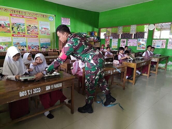 
					TNI Dukung Penuh Program Makan Bergizi Gratis di Sidrap: Babinsa Kodim 1420/Sidrap Kawal Distribusi untuk 40.970 Penerima Manfaat