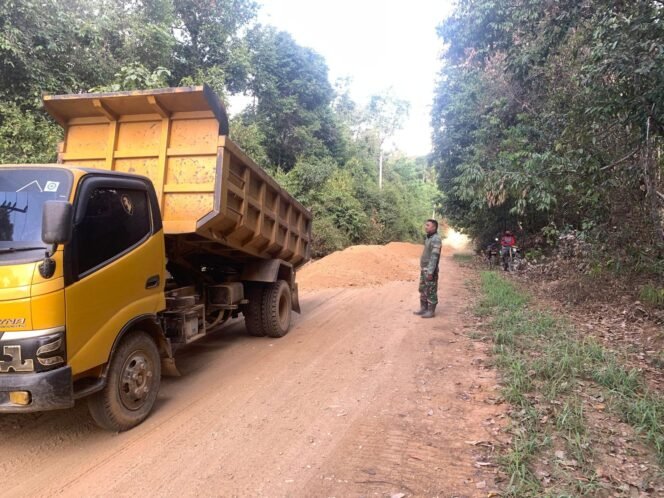 
					Gotong Royong Tak Kenal Lelah, Prajurit TMMD 126 dan Warga Padatkan Jalan di Desa Tanggauna