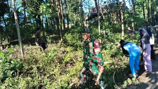 
					Personel Koramil 1426-01/Polut, Bersama Warga Kerja Bakti Pembersihan Lingkungan