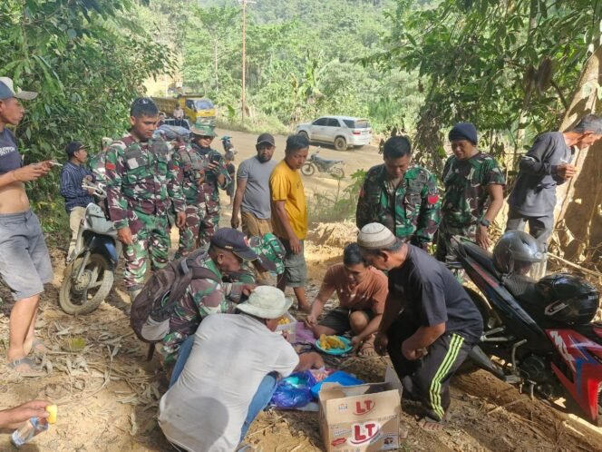 
					Wujud Keakraban, Satgas TMMD 126 dan Warga Berbagi Makan Saat Istirahat di Lokasi Pembangunan Jembatan Desa Tonggauna