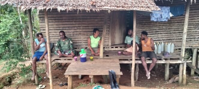 
					Komsos Satgas TMMD 126 Pererat Kepercayaan Warga Waropko, Bukti TNI Hadir untuk Rakyat