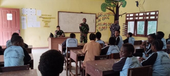 
					Personel TMMD Ke-126 Waropko Berikan Materi Sejarah Pramuka, Tanamkan Semangat Nasionalisme Di Smp Negeri 1 Waropko