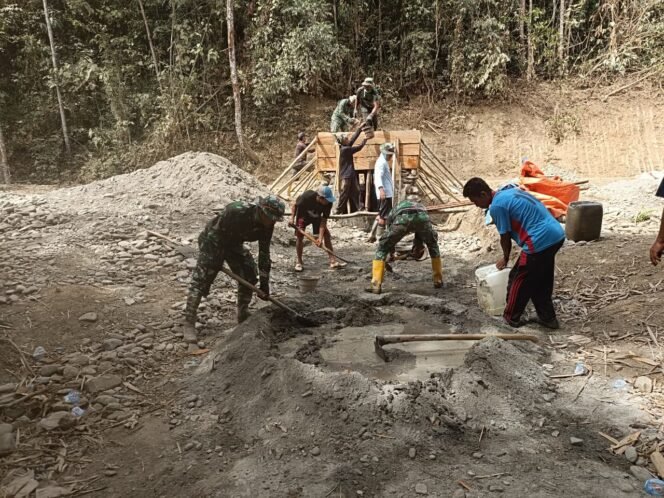 
					Deker Pertama Rampung, Satgas TMMD ke-126 Kodim 1412/Kolaka Bersama Warga Lanjutkan ke Sasaran Berikutnya di Desa Alaha