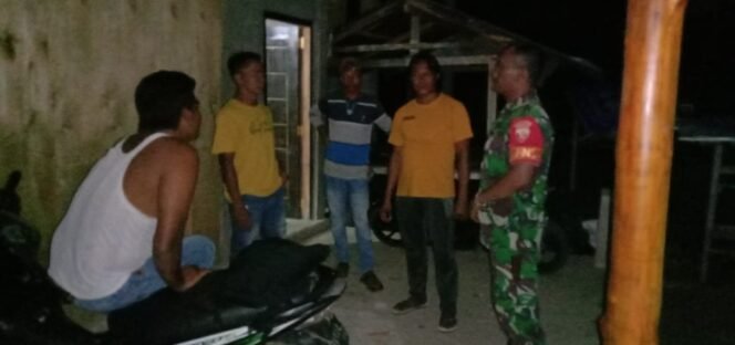 
					Babinsa Koramil Hu’u Gandeng Tokoh Masyarakat Amankan Lingkungan