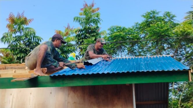 
Dansatgas TMMD 126 Tekankan Semangat Kebersamaan, Warga Waropko Terharu Rumahnya Dibangun TNI