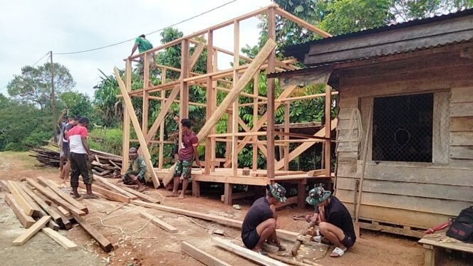 
					Tni Manunggal Membangun Desa (TMMD) Ke-126 Di Waropko Rangka Rumah Layak Huni Mulai Berdiri, Bukti Nyata Program Unggulan Kasad