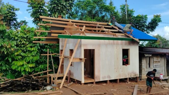 
					Satgas TMMD Ke-126 Kodim 1711/BVD Optimis Rampungkan RTLH Tepat Waktu di Waropko