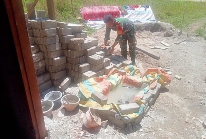 
					Semakin Tanggab Bersama Rakyat, Babinsa Desa Woejerana Serda Hasan H. Tawainella Ramil 1512-01/Weda Bantu Renovasi Rumah Warga