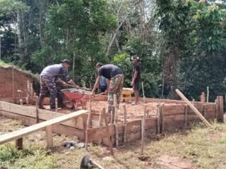 Gotong Royong Warnai Pembangunan RTLH Ke-3, Satgas TMMD 126 dan Warga Wujudkan Hunian Layak di Waropko