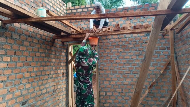 
					TMMD 126 Kodim 0427/Way Kanan Bangun Sinergi TNI-Rakyat, Progres RTLH Capai 45%