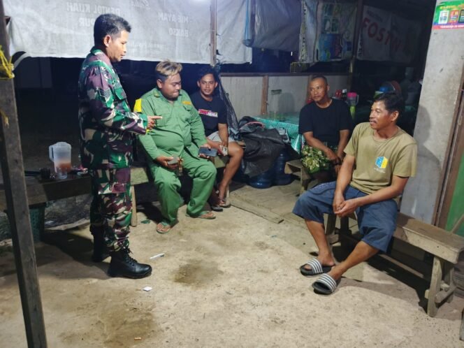 
					TNI Tak Pernah Tidur: Serka Suryadi Patroli Malam Demi Ketentraman Desa