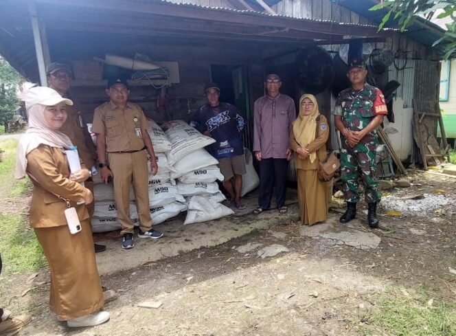 
					Babinsa Koramil 1003-02/Padang Batung Dampingi Petani Dalam Penyaluran Bantuan Pupuk