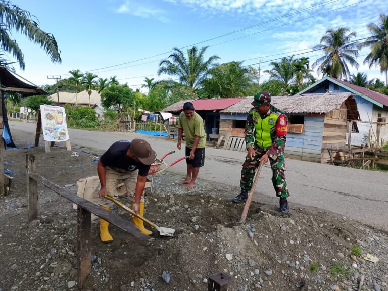 Babinsa Posramil 12/Panton Reu Laksanakan Karya Bakti Bersama Warga di Gampong Baro