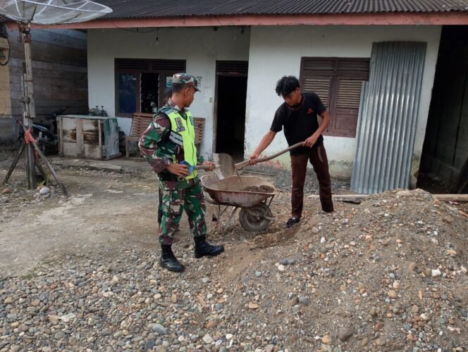 
					Babinsa Koramil 02/Woyla,Bersama Warga Gotong Royong Angkat Pasir Untuk Pembangunan Salah Satu Warga Desa Binaan