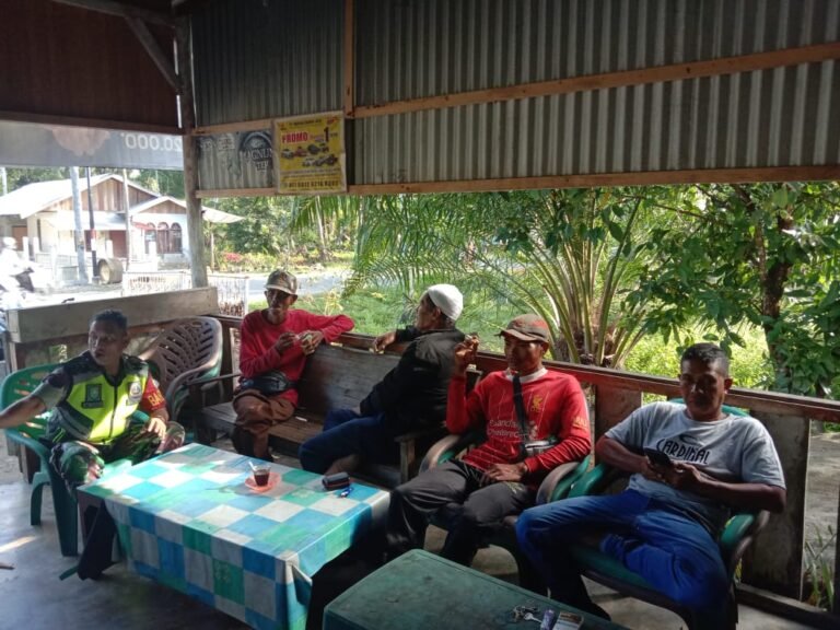 Babinsa Koramil 06 Teunom Serka M. Daud Perkuat Jaringan Informasi Melalui Komsos di Warung Kopi