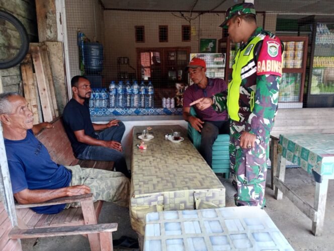 
					Babinsa Koramil 08/Arongan Lambalek Laksanakan Komsos dengan Warga Desa Seuenbhok Teungoh