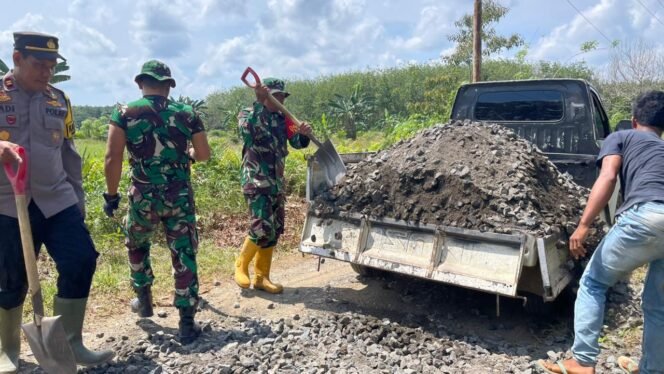 
					TNI dan Warga Gotong Royong Tuntaskan Jalan TMMD Ke-126