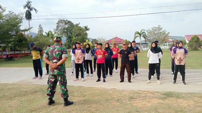 
					Babinsa Koramil 1203-02/Sukadana Berikan Pelatihan PBB di SMPN 01 Sukadana