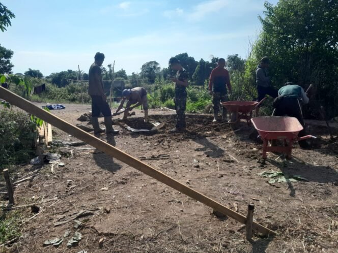 
					Satgas TMMD Tuntaskan Rangka Pos Kamling di Desa Tumih