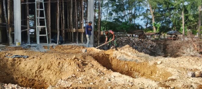 
					Babinsa Setia Bakti Bantu Warga Bangun Warung di Desa Gampong Baro