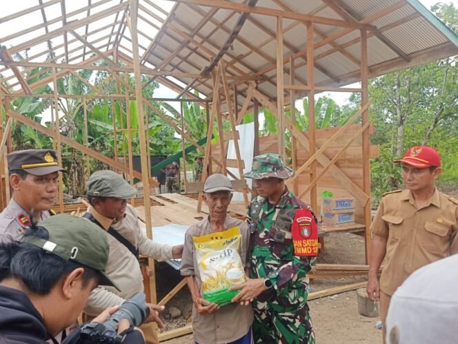 
Di Balik Loreng, Ada Hati yang Lembut: TNI Bantu Kai Salamun di Desa Tumih