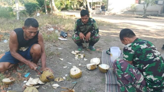 
					Di Desa Tumih, Loreng dan Warga Berbagi Segarnya Kelapa Muda