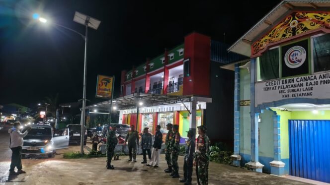 
					Babinsa Koramil 1203-05/Laur Laksanakan Patroli Gabungan Bersama Ormas Wujudkan Kamtibmas di Kecamatan Sungai Laur