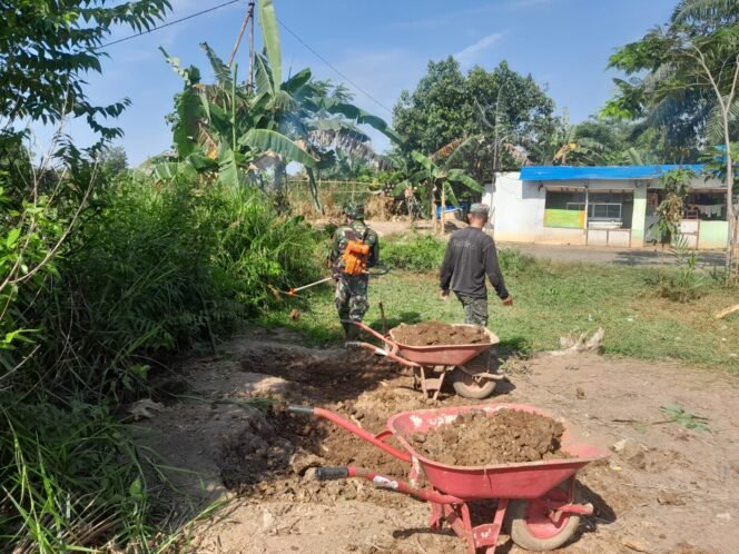 
					TNI dan Warga Bersama-sama, Tanah Timbunan untuk Pembangunan Pos Kamling