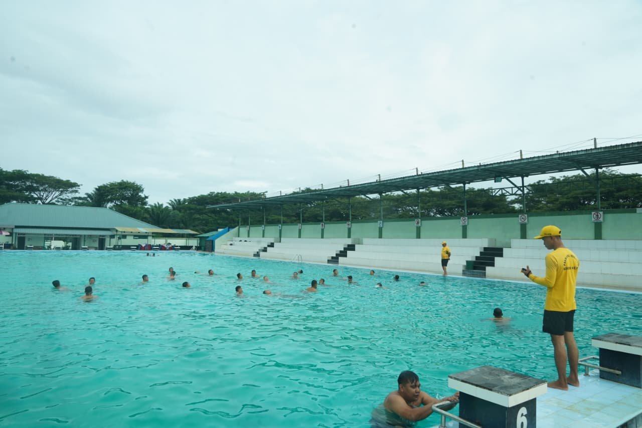 Prajurit Jajaran Korem 012/Teuku Umar Asah Kemampuan Melalui Latihan Renang Dasar di Meulaboh