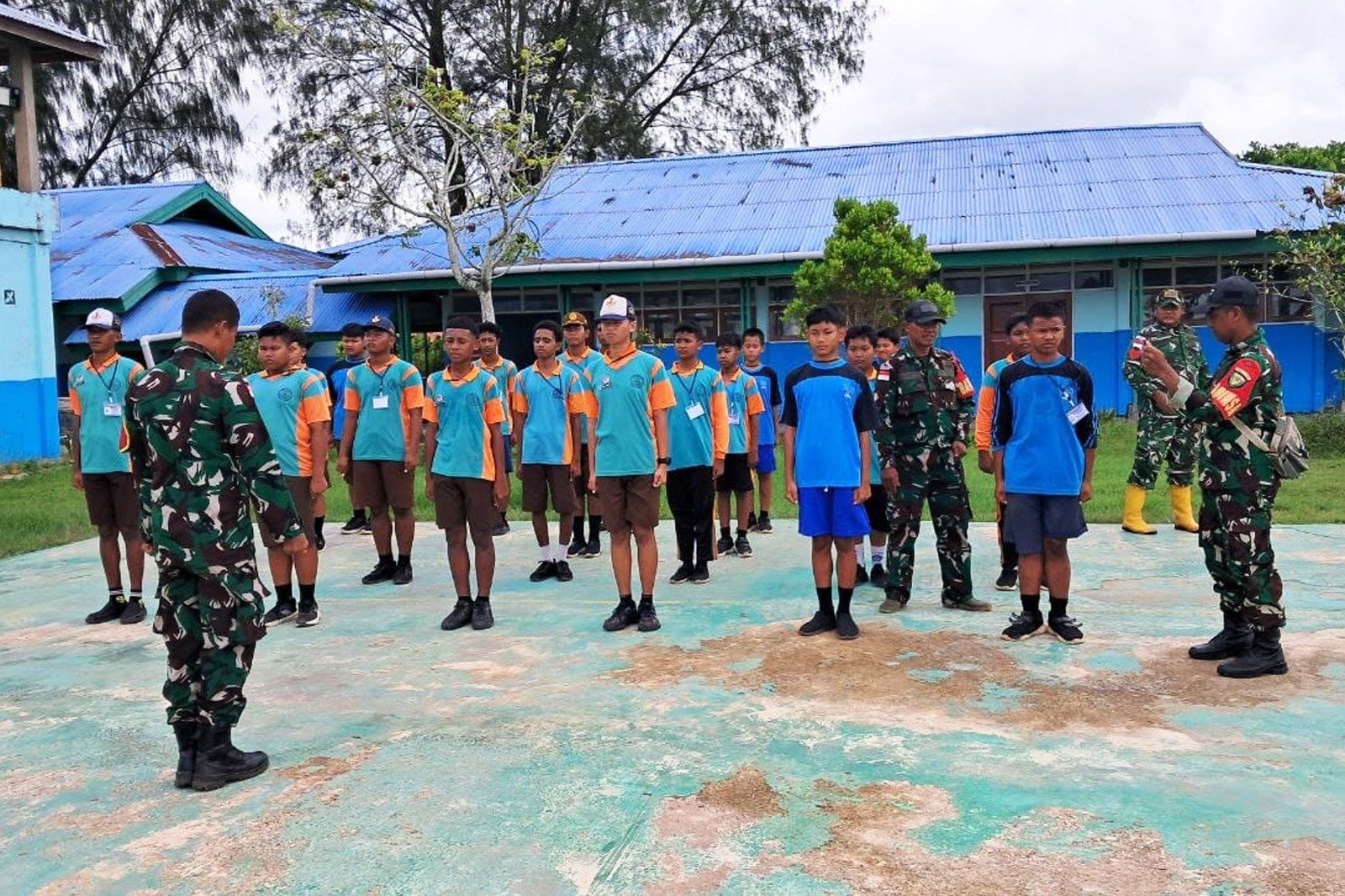 Babinsa Pos Ramil Tanah Miring Melatih Baris-Berbaris di SMP Negeri 8 Merauke