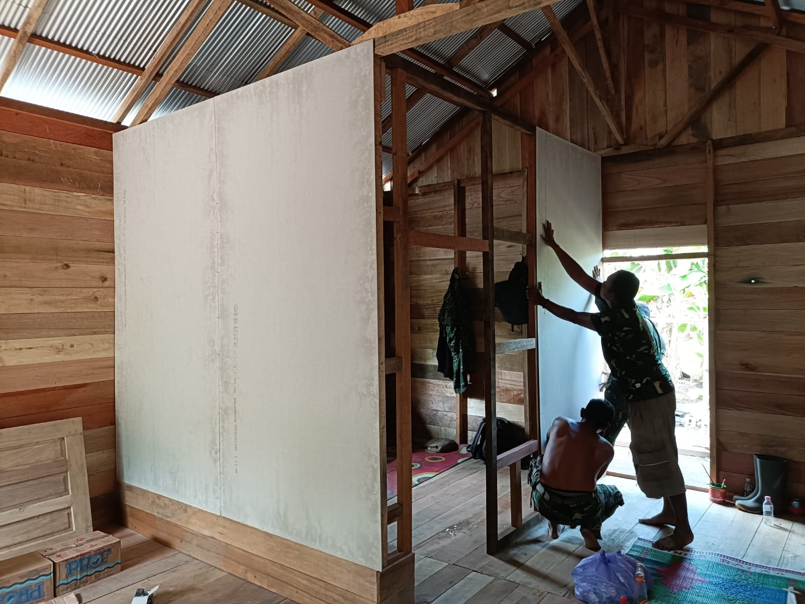 Perehaban Rumah Warga, Bukti Kemanunggalan TNI dan Rakyat